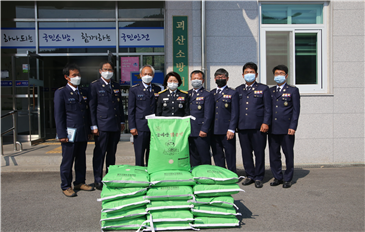 괴산군 의용소방대 불우이웃돕기 쌀 기증 사진.png